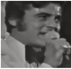 Primissimo piano di Little Tony che canta